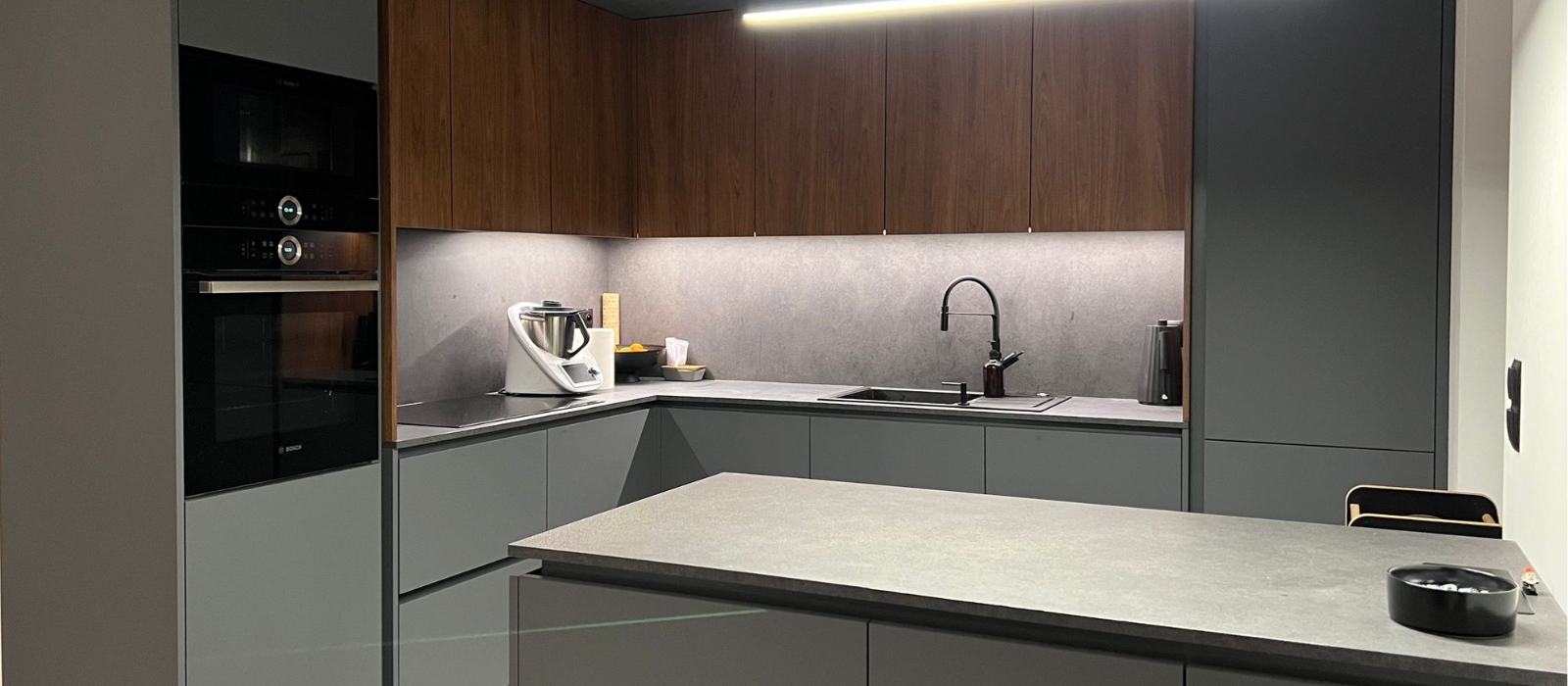 Ciemna kuchnia z drewnem – nasza realizacja