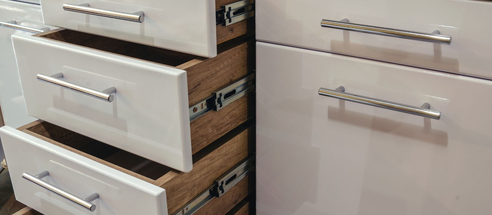 Mat czy połysk? Jak wybrać idealne fronty kuchenne